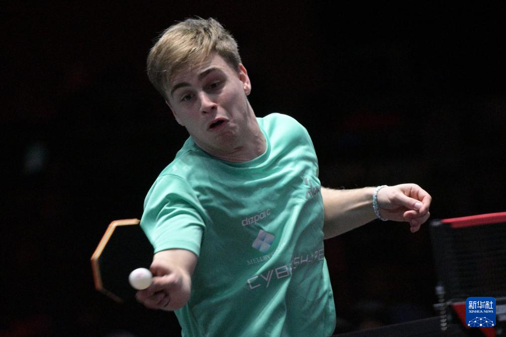 边后卫内收 边后卫内收